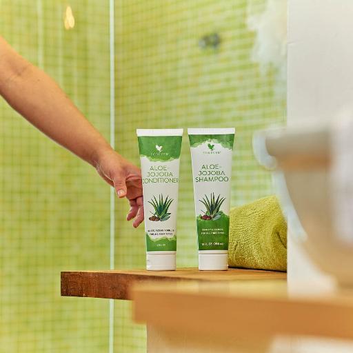 aloe-jojoba_shampoo-model