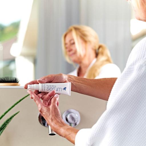 hydrating_serum-model