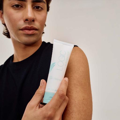 logic_by_forever__aloe_gel_cleanser-model