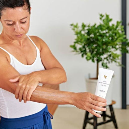 aloe_moisturizing_lotion-model